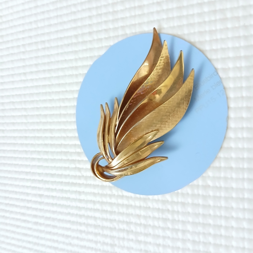 Vintage Gold tone Wings textured Brooch, large, 2 7/8, unique, mint